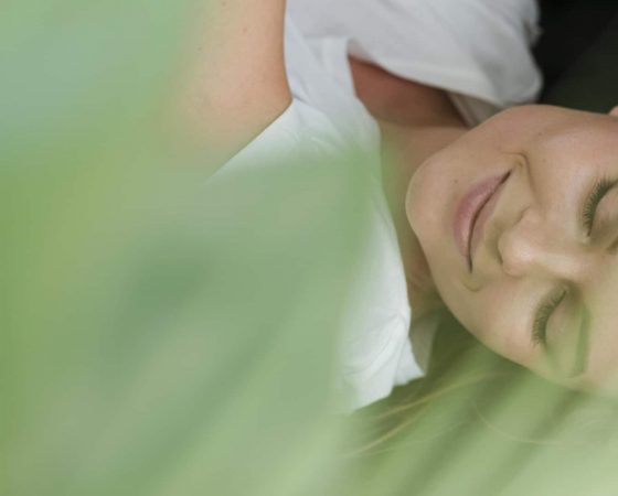 šťastná žena terapia thetahealing